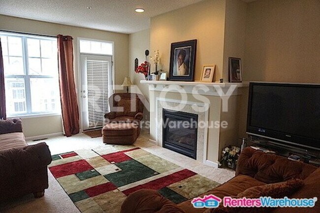 Building Photo - Stunning 3BD/2.5BA Townhouse in Maple Grove