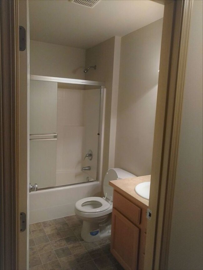 Building Photo - Beautifully Maintained 2 Bedroom Townhome