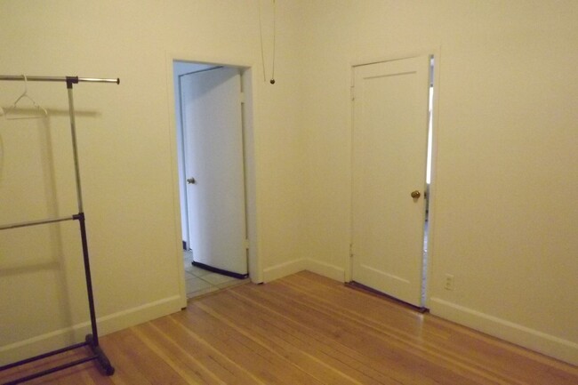 Building Photo - 2 bedroom, 2 bathroom house.