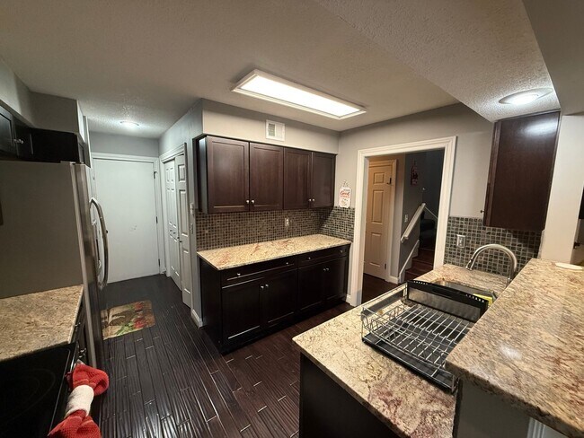 Building Photo - Partially Furnished Townhome 3-Bed, 3.5-Bath in Overland Park – Stunning with Modern Updates & Co...
