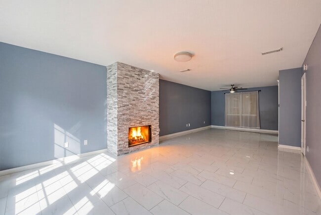 Building Photo - 18385 Ten Oaks Ct