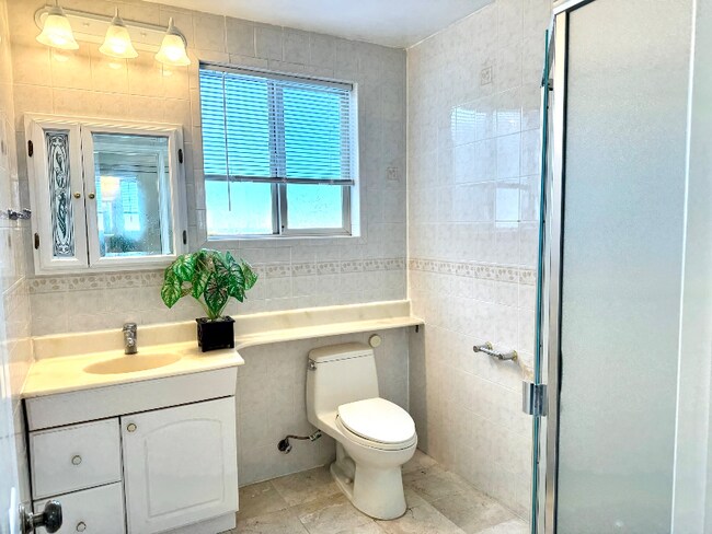 Building Photo - 2626 Moraga St