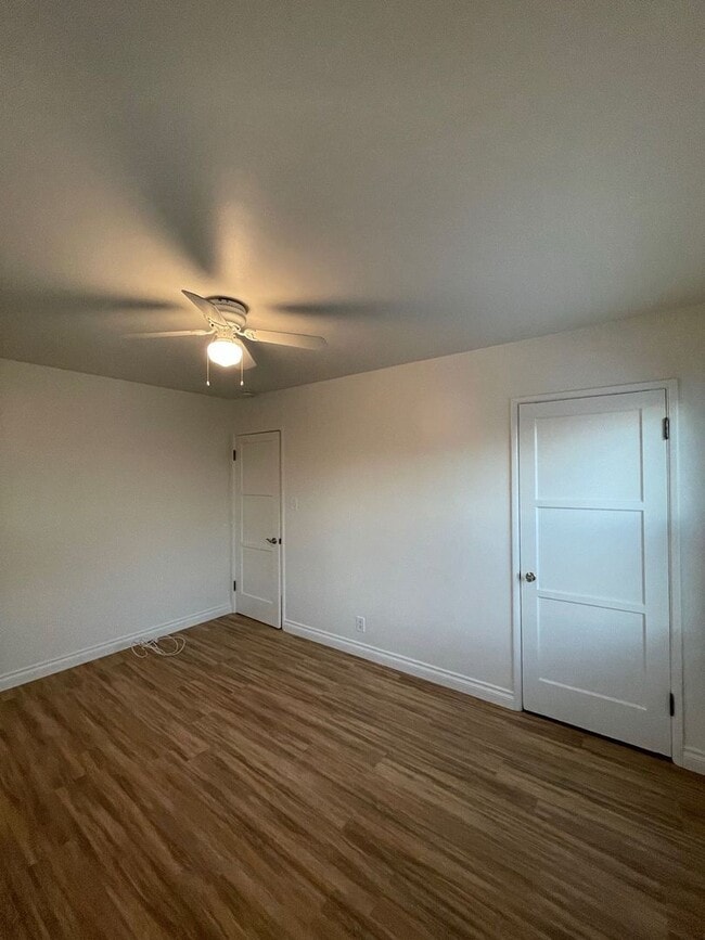 Building Photo - Long Beach 3 Bedroom 1.5 Bath House - 2 Ca...