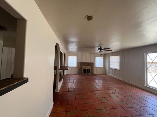 Building Photo - 3 Bedroom 1 Bathroom House with Spacious L...