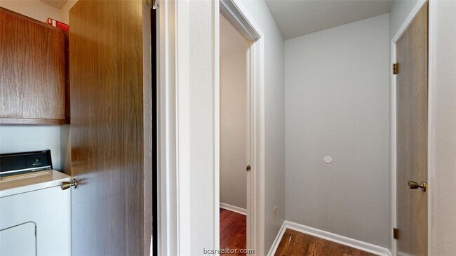 Building Photo - 2803 Longmire Dr