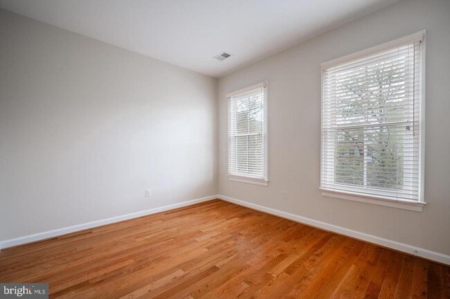 Building Photo - 420 Cook St