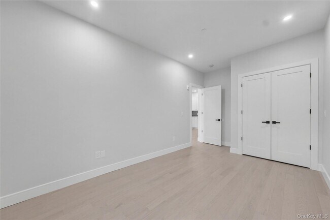 Building Photo - 10 Market St