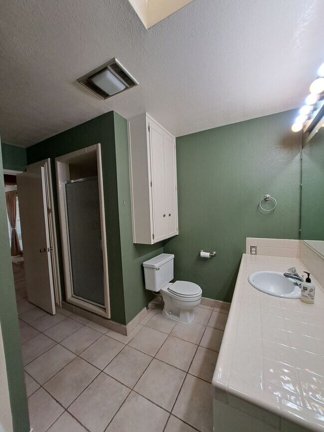 Building Photo - Beautiful Single Level Home on a Half Acre...