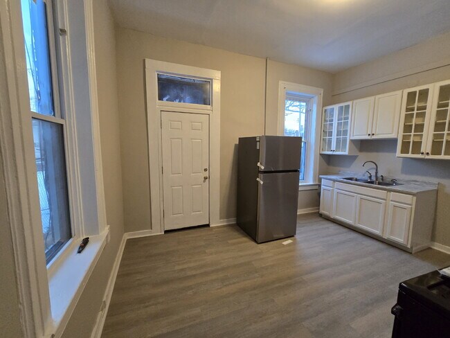 Building Photo - Newly Available 1BR Apartment in South City!