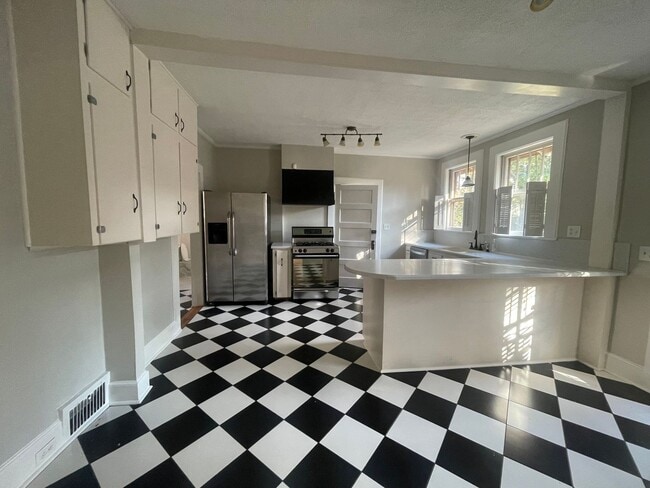 Building Photo - Brick 3 Bedroom Bungalow Available Now!