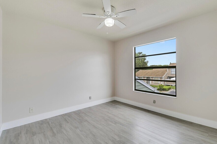 Building Photo - 202 Lakewood Dr