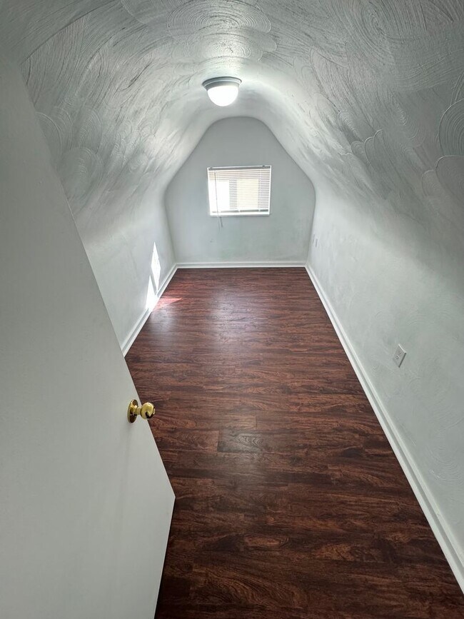 Building Photo - Spacious 4-Bed 2-Bath House!!