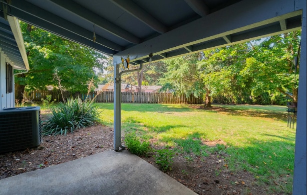 Building Photo - 608 NE Pinebrook Ave