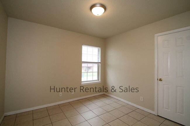 Building Photo - Spacious Duplex!