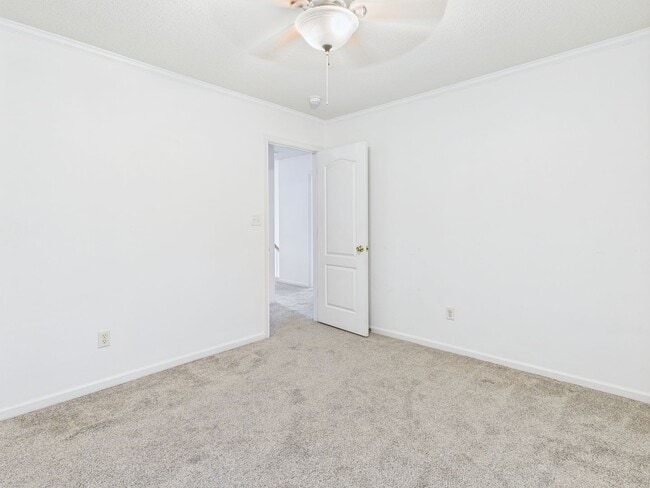 Building Photo - Stunning 4-Bedroom, 2.5-Bathroom Home in t...