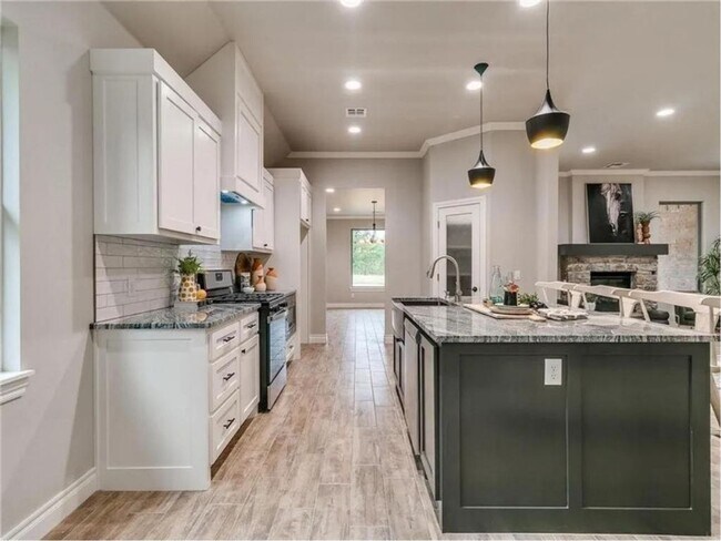 Building Photo - Gorgeous Newer Build! 4 Bed 3 Bath in Deer...