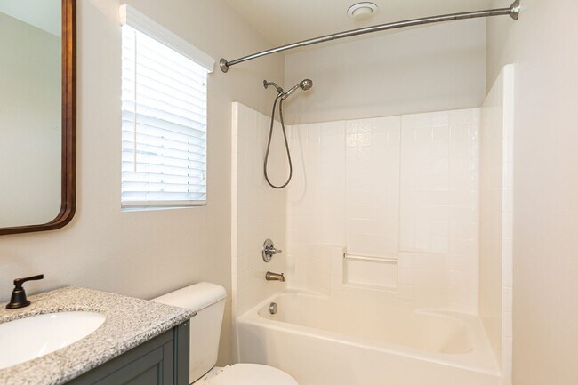 Building Photo - Beautiful Oceanside Cul-De-Sac Home!