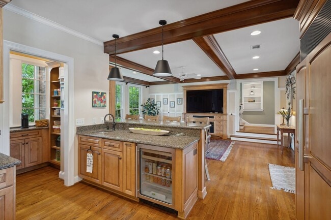 Building Photo - Extremely RARE opportunity in Green Hills