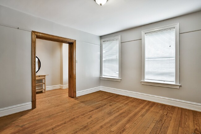 Building Photo - Charming 2-Bedroom Unit Near The Grove!