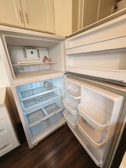 Refrigerator - 6024 Baileya Ave