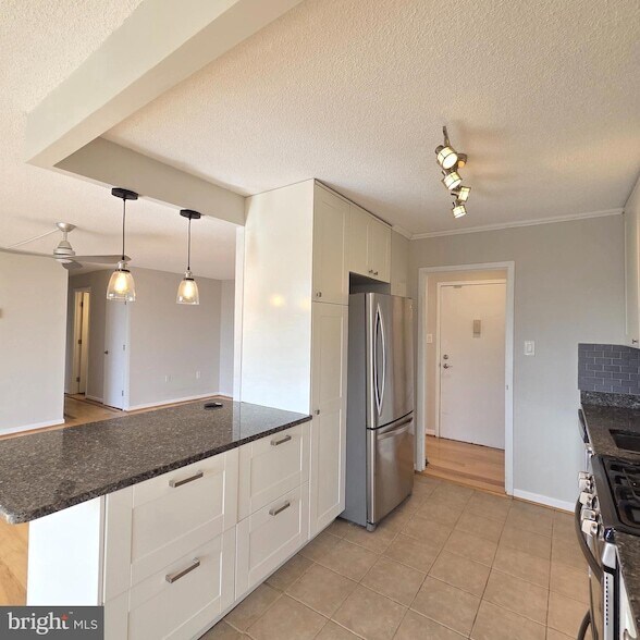 Building Photo - 2500 N Van Dorn St