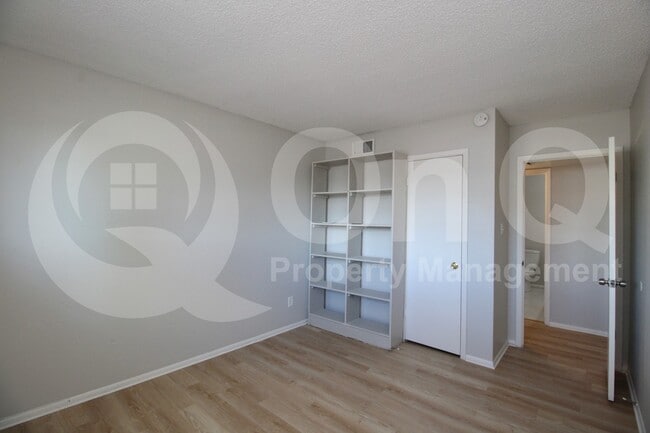 Building Photo - 537 E Laguna Dr