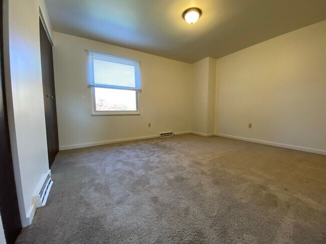 Building Photo - Exceptional 1 Bedroom Apartment in Perfect Zeilenople Location! Call Today to Schedule a Tour!