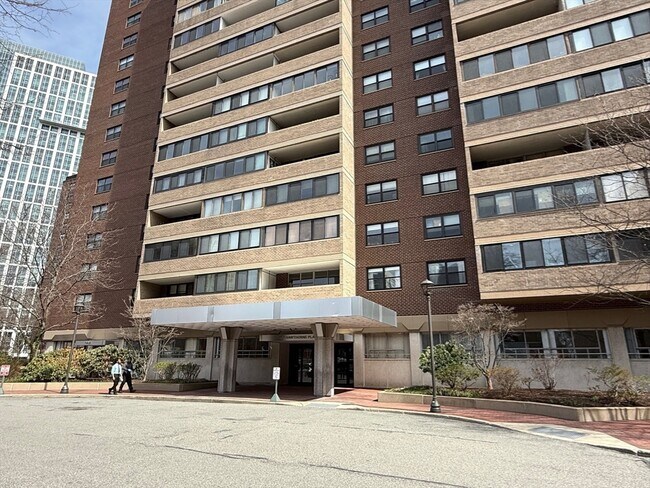 Building Photo - 2 Hawthorne Pl