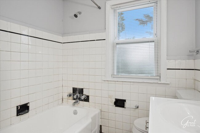 Building Photo - $1300 3 bedroom
