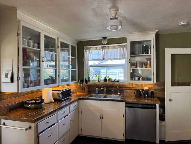 Building Photo - Spacious 2 Bedroom Home with Large Open Kitchen
