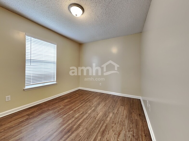 Building Photo - 2562 Glenfield Dr