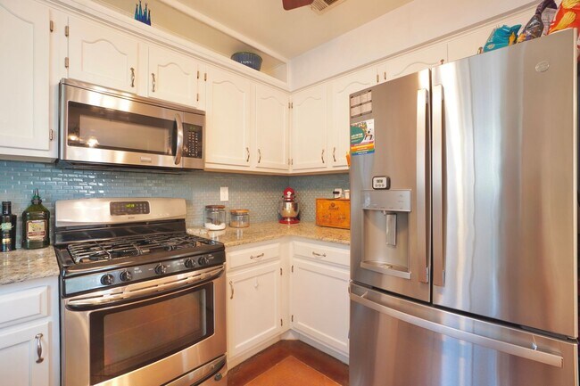 Building Photo - 4600 Pelham Dr