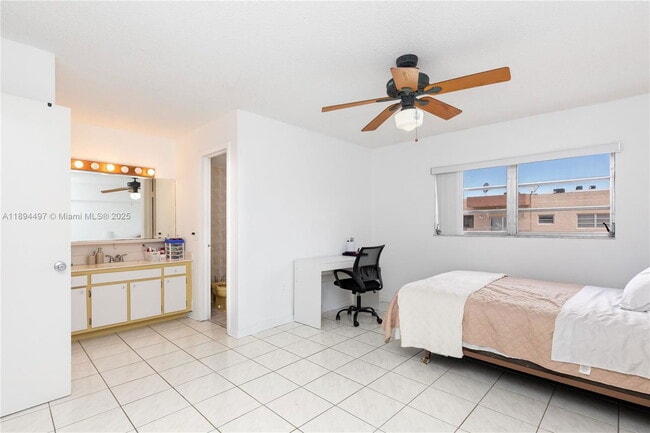 Building Photo - 1630 W 46th St