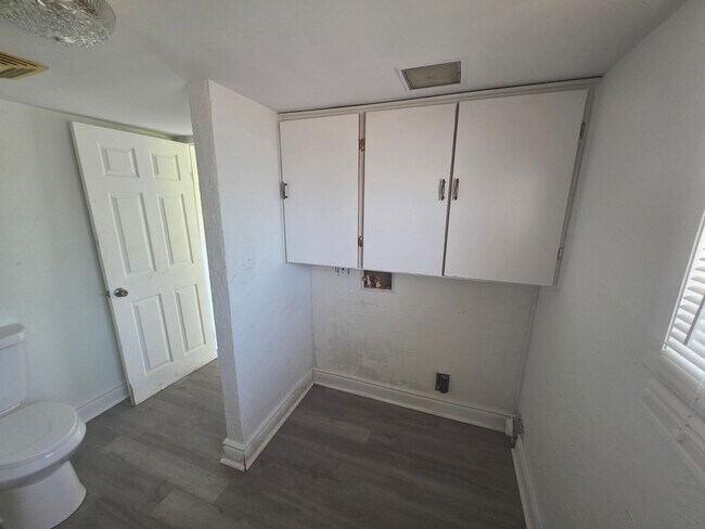 Building Photo - 47 Oakwood Ave