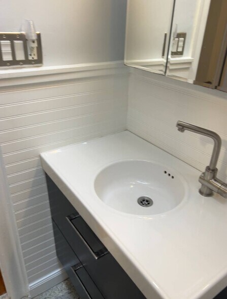 Building Photo - 110 E Roumfort Rd