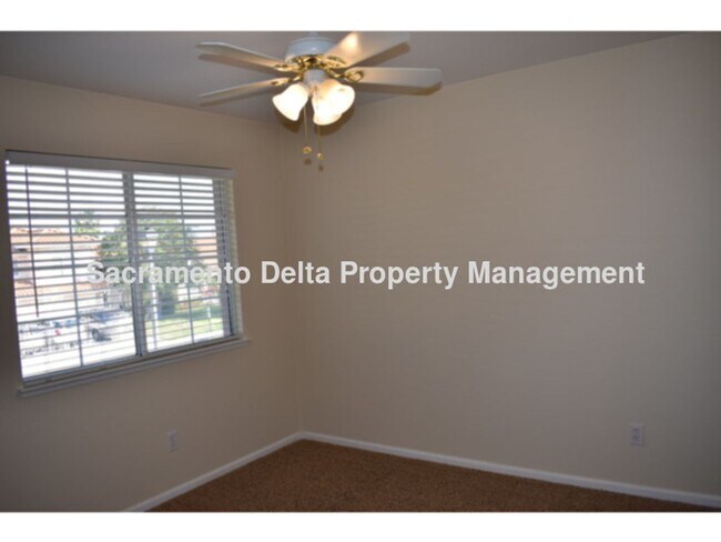 Building Photo - Rocklin home with pool & newer HVAC!