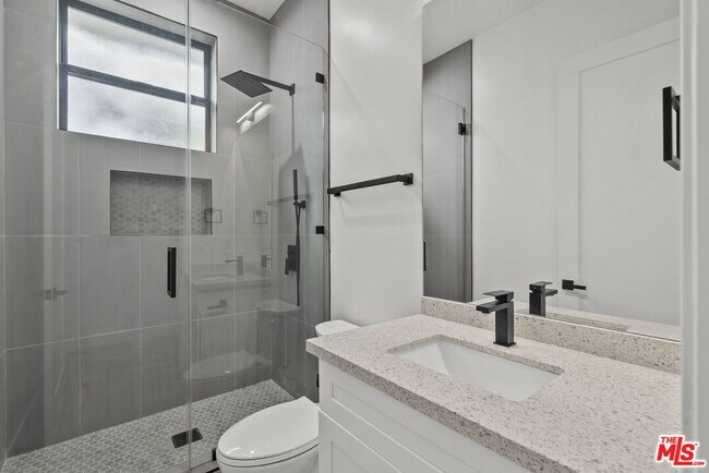 Building Photo - 521 N Martel Ave