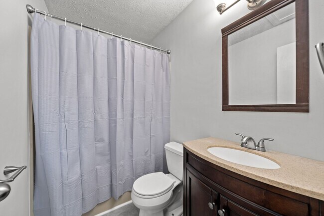 Building Photo - Charming 3Bed/2Ba Duplex Unit Convenient t...