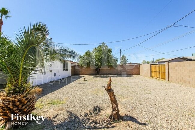 Building Photo - 812 E Las Palmaritas Dr