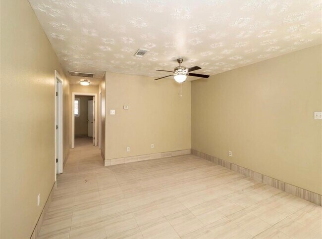 Building Photo - 501 Ladd St