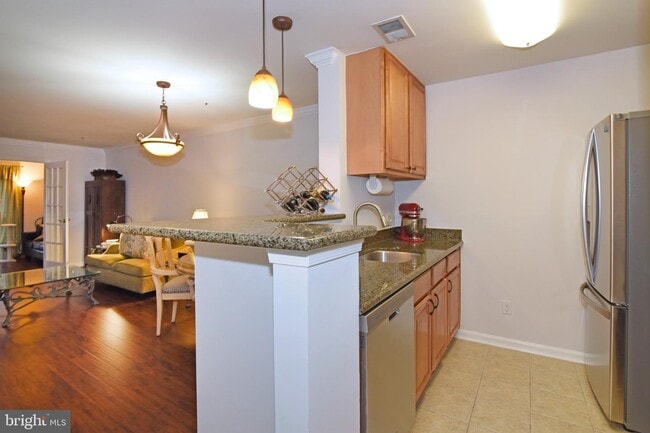 Building Photo - 3175 Summit Square Dr