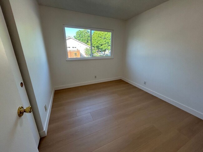 Building Photo - Beautifully Renovated 4 Bedroom 2 Bath Sin...