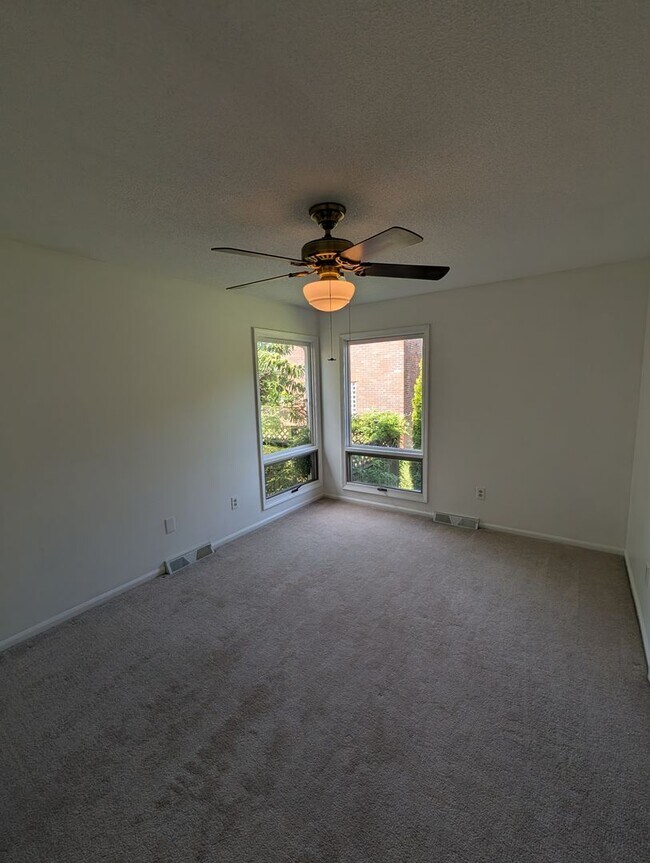 Building Photo - 3 Bedroom Home - Walking distance to Fairview Elementary - Desirable Location!