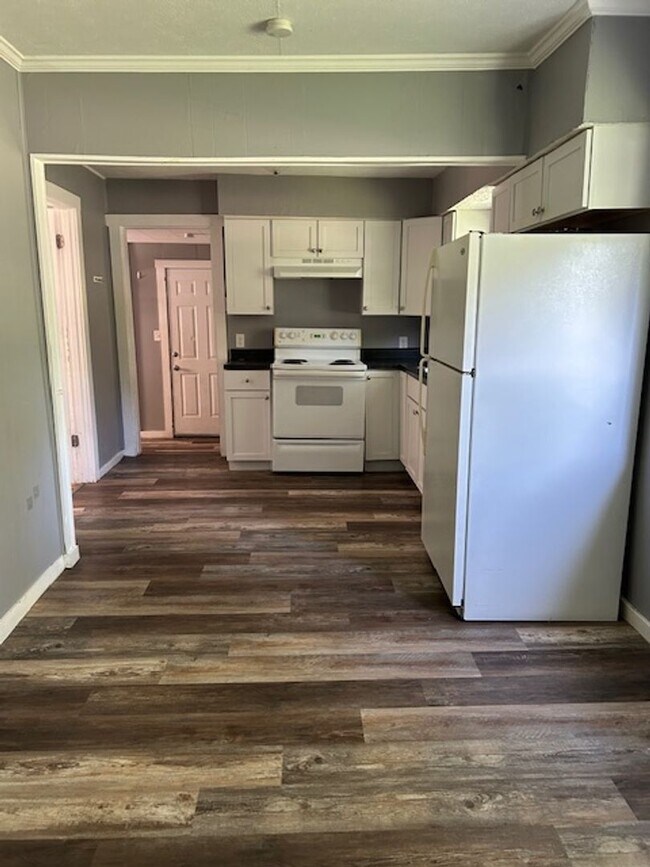 Building Photo - 3 Bedroom, 1 Bath Cape Cod Home w/Detached...
