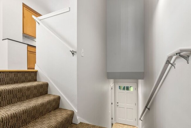 Building Photo - Charming AIR CONDITIONED Alki Townhome