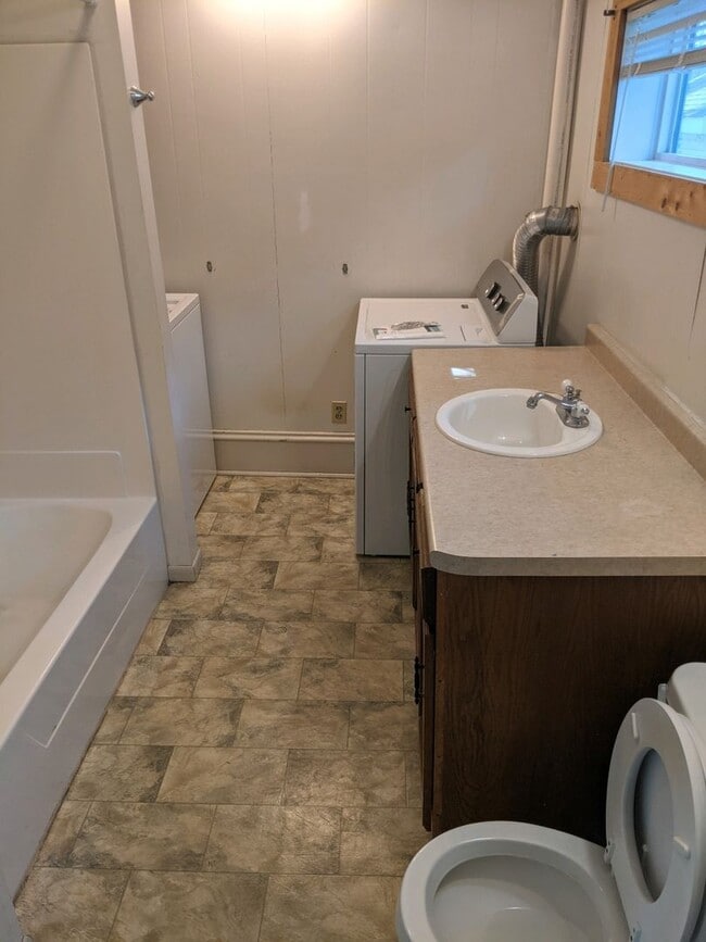 Building Photo - New Listing! 3+ bedroom/2bath Close to Everything!!