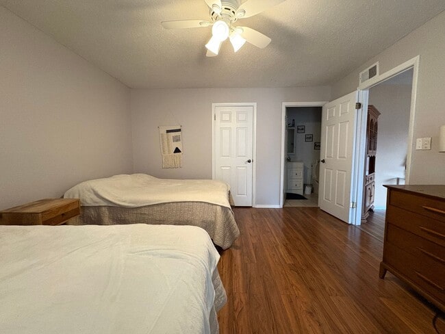 Building Photo - Fully Furnished 2-Bed, 2-Bath Condo – Short-Term Lease | Creve Coeur, MO