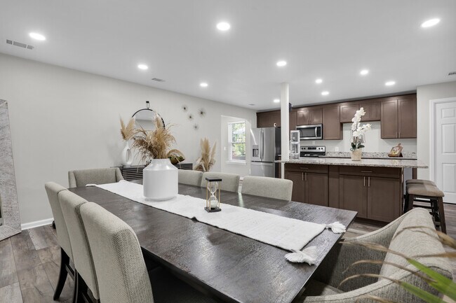 Building Photo - 136 Meadowside Ln