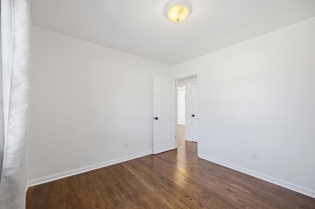 Building Photo - 2147 Palms Dr