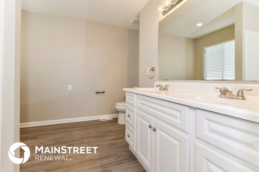 Building Photo - 6415 Hollingsworth Dr